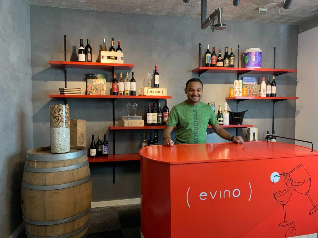 Evino lança loja online para compra ao vivo com sommelier