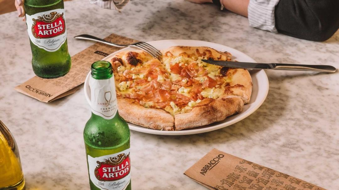 Abbraccio e Stella Artois criam pizza feita com cerveja